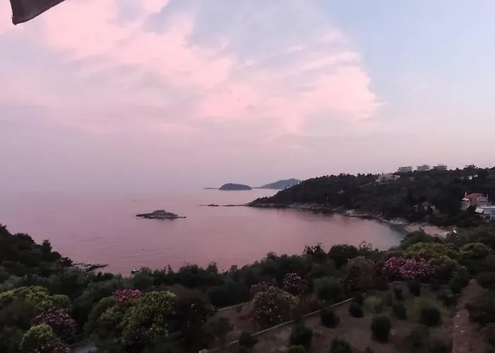 Beach Apartment PalaiónTsiflíkion